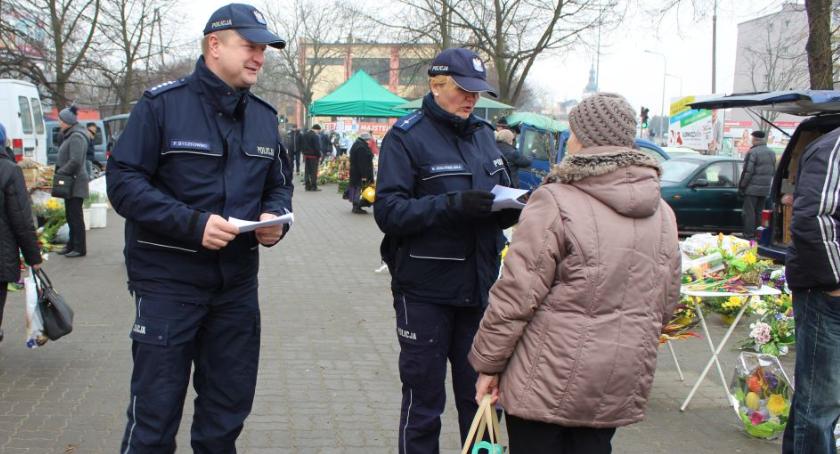 Łowiccy policjanci przestrzegają przed kieszonkowcami