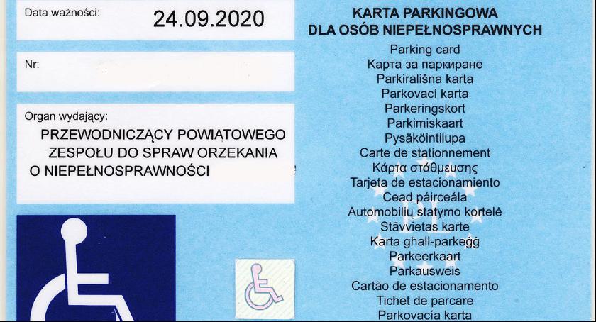 Starszy mężczyzna wytyka brak empatii powiatowych urzędników