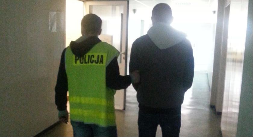 Kierowca forda uciekał przed policjantami, bo przewoził 12 pasażerów 