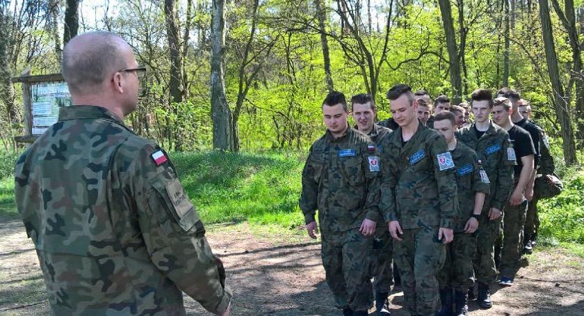 Uczniowie klasy mundurowej z ZSP nr 1 w Łowiczu ćwiczyli z 10 OBL