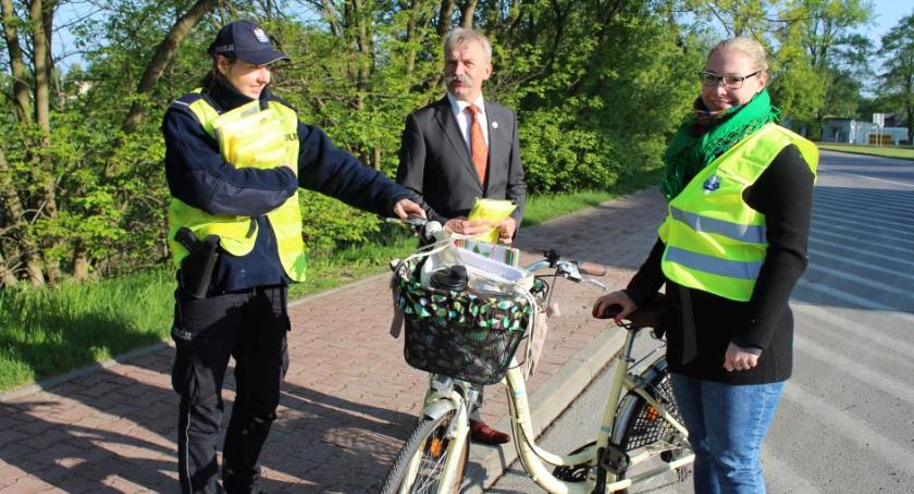Przed weekendem majowym wręczali rowerzystom kamizelki odblaskowe 