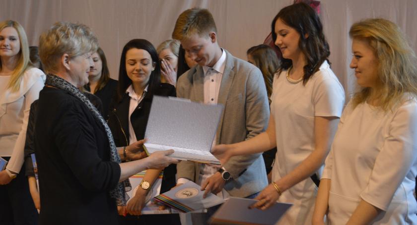Uroczyste pożegnanie maturzystów klas czwartych w ZSP nr 3 im. W. S. Reymonta w Łowiczu