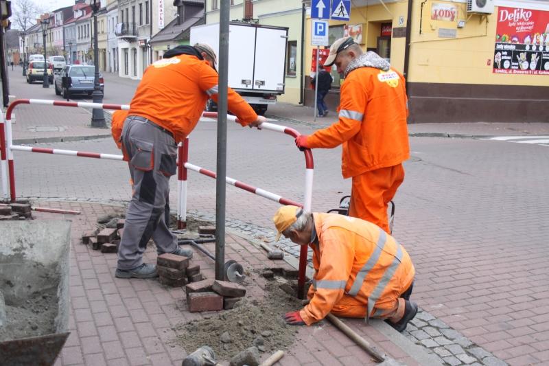 Wymieniają barierki na Zduńskiej