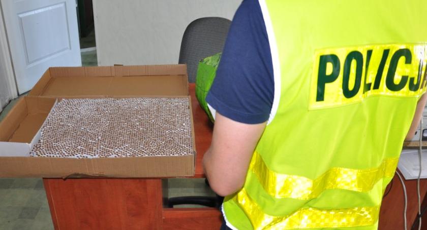 Nielegalne papierosy i alkohol w mieszkaniu 56-letniej łowiczanki