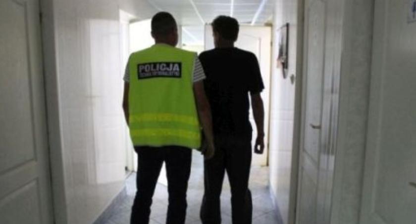 Włamał się do domu, ukradł 2,60 zł i kupił za nie alkohol