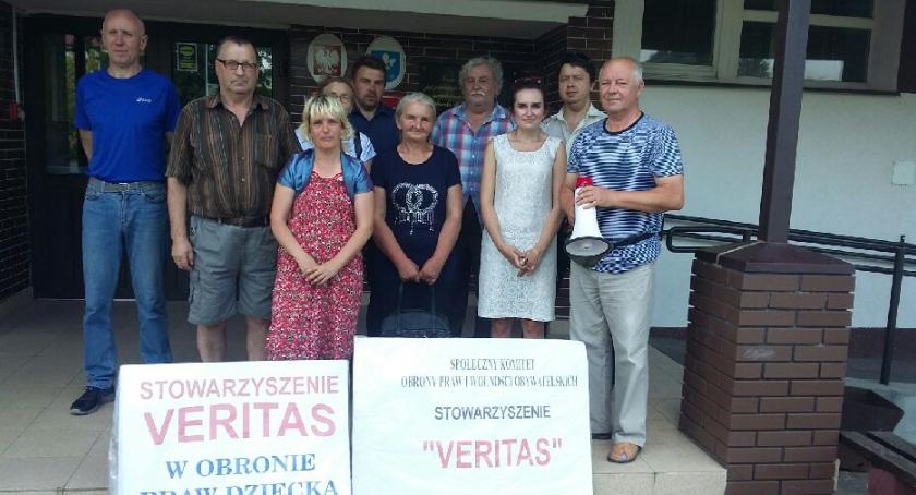 Pikieta w obronie praw dziecka w Domaniewicach