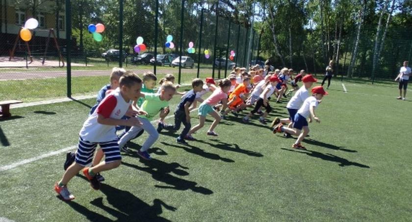 Sportowa rywalizacja przedszkolaków na Orliku