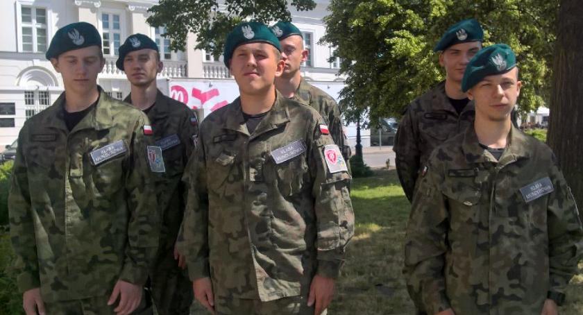 Delegacja ZSP nr 1 w Łowiczu na uroczystości nadania sztandaru 37 Sochaczewskiemu Dywizjonowi Rakiet