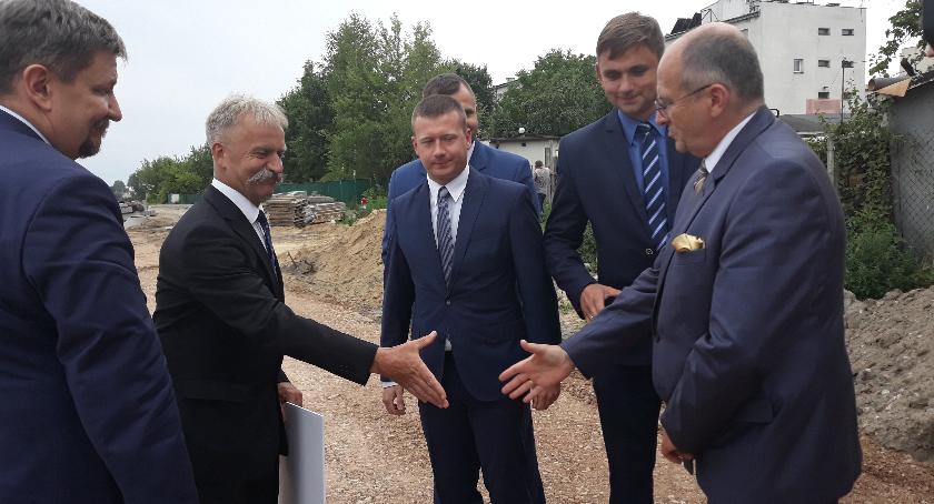 Burmistrz z rąk radnych odebrał czek od wojewody 