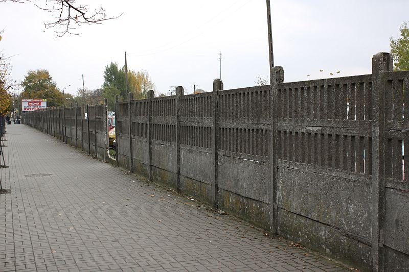Jest zgoda na rozbiórkę betonowego ogrodzenia