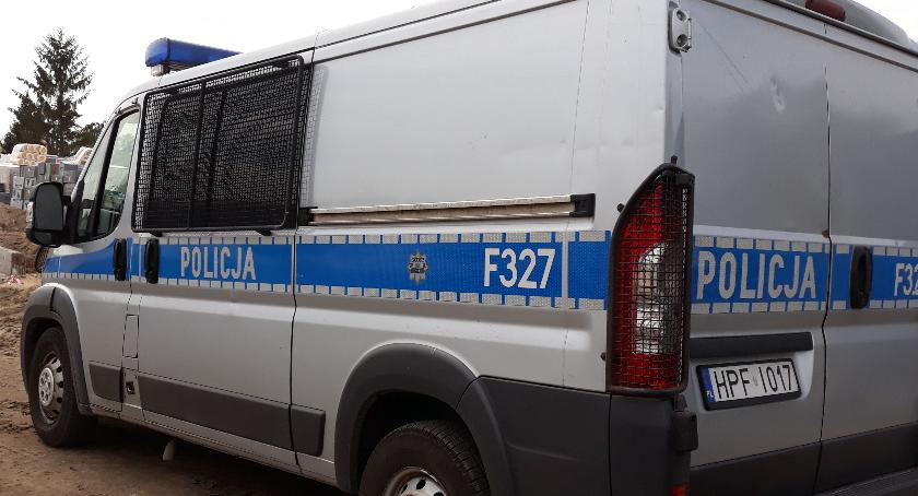 Jechał za szybko, zatrzymał się na drzewie 