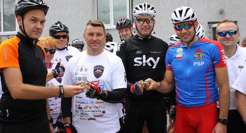 Mundur na rowerze w Łowiczu. Funkcjonariusze pomagają poszkodowanym kolegom