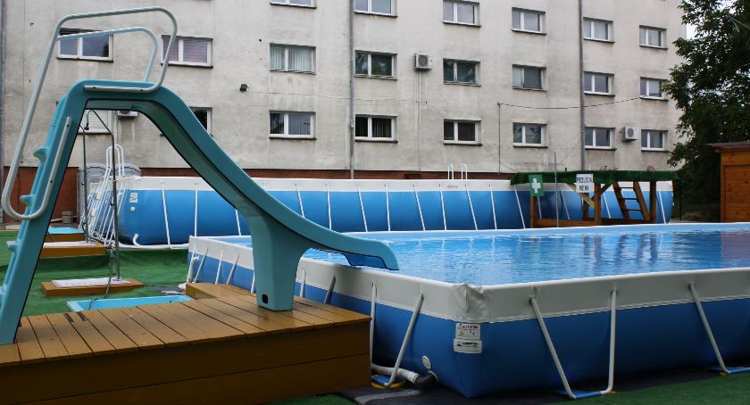 Baseny zewnętrzne w Łowiczu już otwarte. Tylko pogoda nie ta
