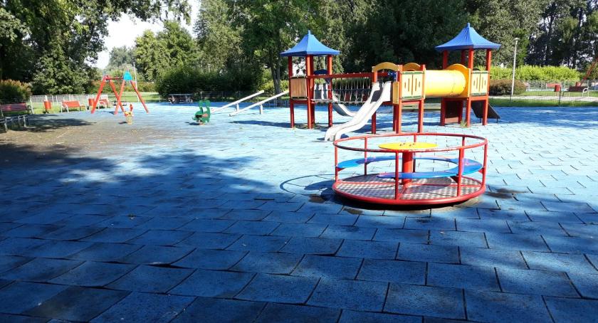 Place zabaw na Błoniach doczekają się naprawy nawierzchni [VIDEO]