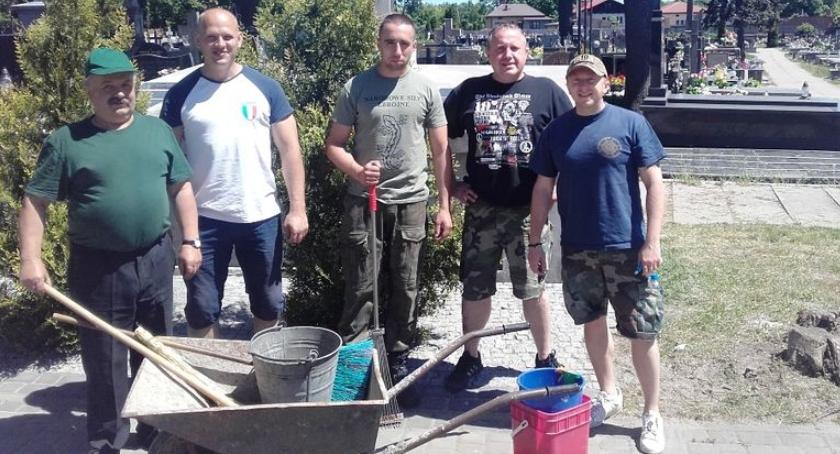 „Dziesiątacy” z Łowicza zachęcają do akcji porządkowania mogił wojskowych