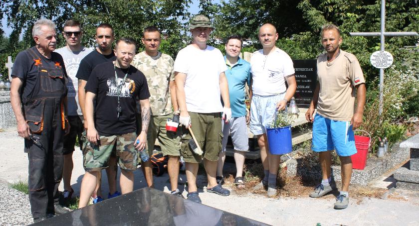 Sprzątali nagrobki wojskowych na cmentarzu katedralnym