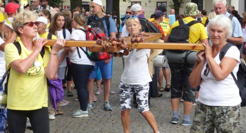 Pątnicy 23. Łowickiej Pieszej Pielgrzymki Młodzieżowej już na szlaku [VIDEO]