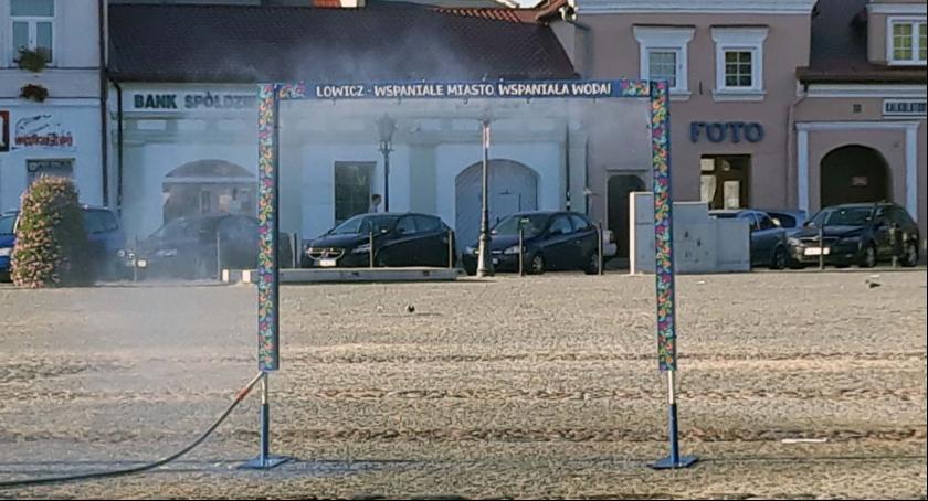 Na Nowym Rynku stanęła łowicka bramka zraszająca 