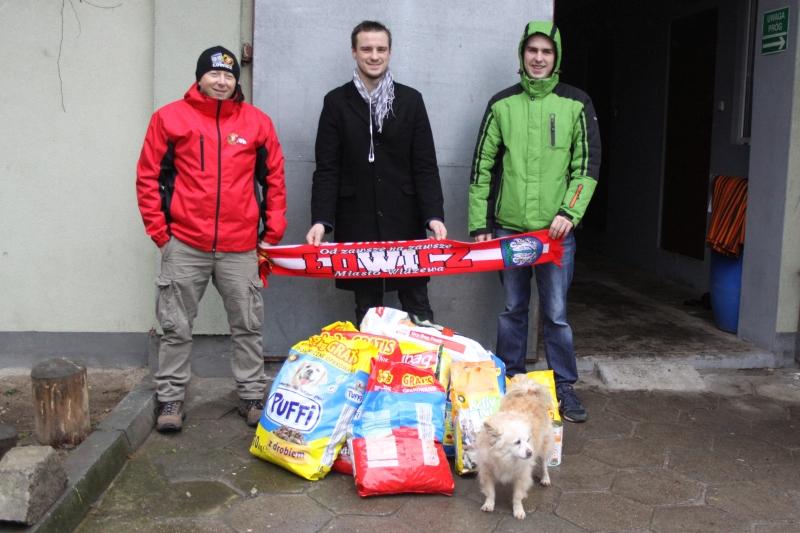 Widzewiacy z wizytą w schronisku