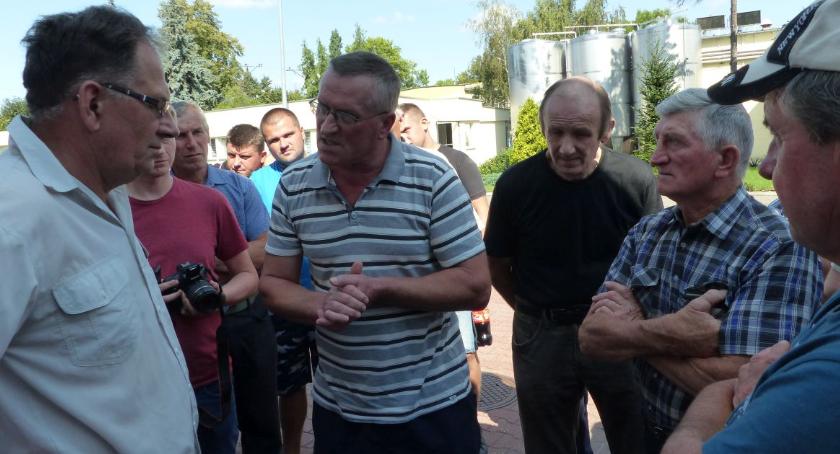 Protest rolników i pracowników OSM przed spódzielnią