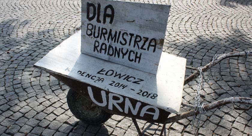 Taczki pod ratuszem. Kandydat na burmistrza Łowicza rozpoczyna kampanię wyborczą (ZDJĘCIA, VIDEO)