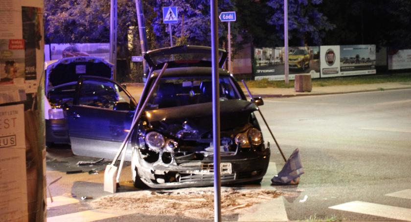 Dwa pojazdy zderzyły się przy komendzie łowickiej policji