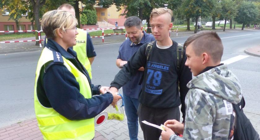 Prawie 100 odblaskowych emblematów trafiło do uczniów 