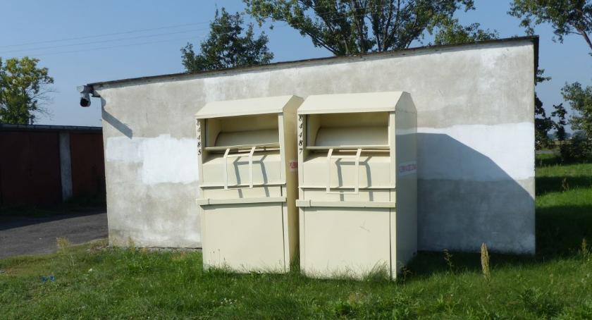 Do kogo należy część pojemników na używaną odzież i gdzie trafia ich zawartość?
