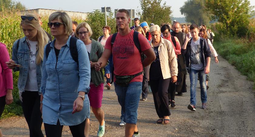 Pątnicy w drodze do domaniewickiego sanktuarium [VIDEO, FOTO]