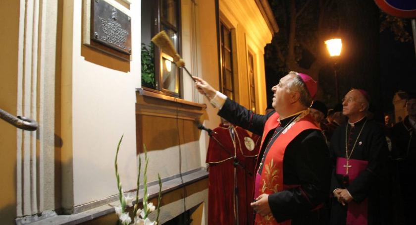 Nuncjusz apostolski, abp Salvatore Pennacchio  odsłonił w Łowiczu pamiątkową tablicę