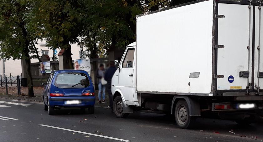 Na Mostowej zderzyły się dwa pojazdy, na Arkadyjskiej auto nie zmieściło się pod wiaduktem