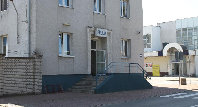 18-latek niszczył auta na łowickim osiedlu. Może trafić za kratki