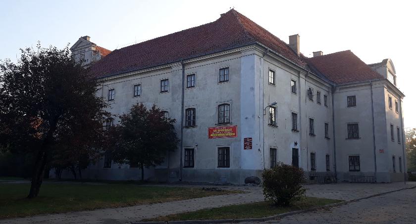 Łowicz: sprzedano budynek dawnego kolegium nauczycielskiego