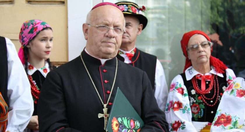 Biskup Józef Zawitkowski czuje się coraz lepiej. Wrócił do domu