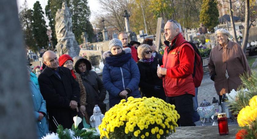„Pokój ich cieniom...”: łowiccy przewodnicy zapraszają na spacer po nekropoliach