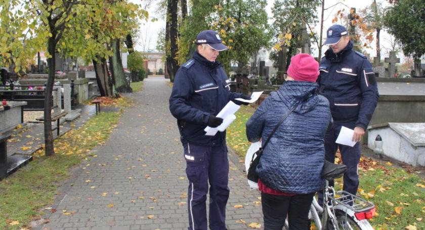 Zbliża się Dzień Wszystkich Świętych. Policja apeluje o rozwagę