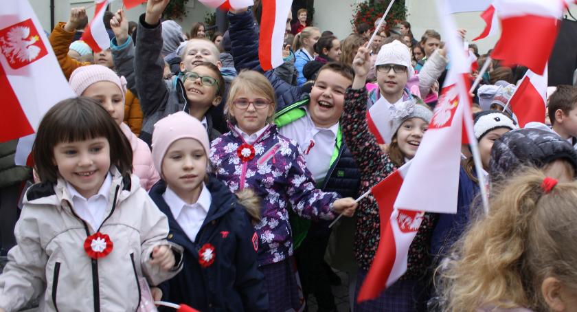 Niepodległościowy przemarsz uczniów łowickiej Pijarskiej (ZDJĘCIA, VIDEO)