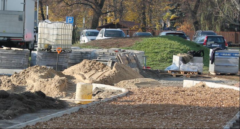 Parking zamiast górki na os. Dąbrowskiego 