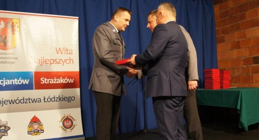 Policjant z KPP w Łowiczu nagrodzony za bohaterską postawę