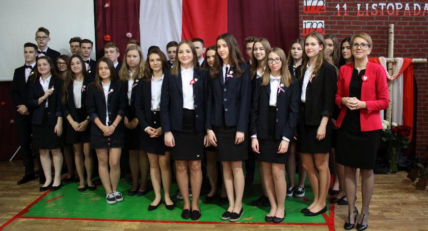 Ślubowanie klas pierwszych i patriotyczna akademia w I LO w Łowiczu (ZDJĘCIA, VIDEO)