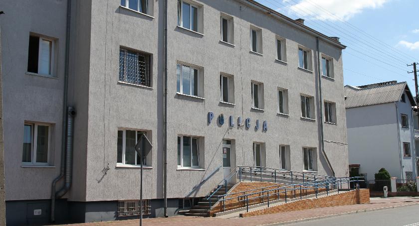 Młodzi mężczyźni okradli rowerzystkę w Domaniewicach. Usłyszeli zarzuty