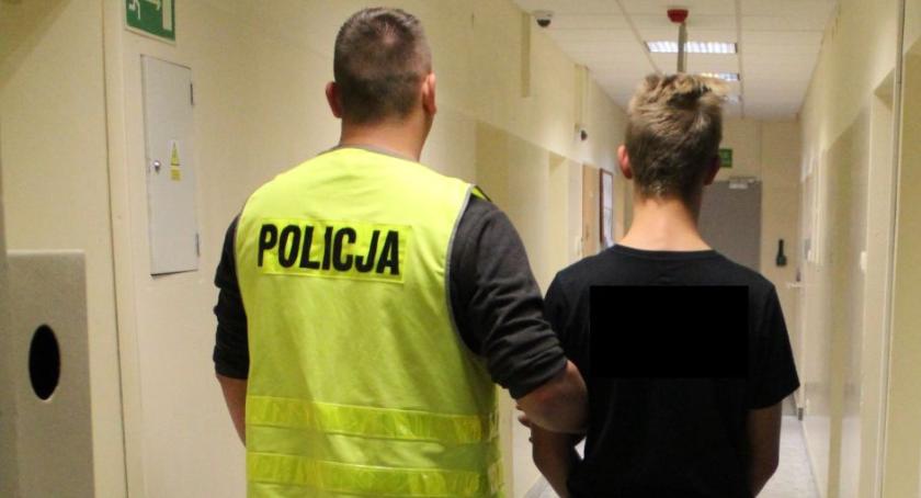 Pijani 20-latkowie pobili przechodnia w Łowiczu. Zostali zatrzymani