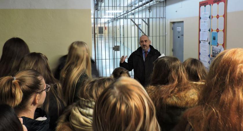 Studenci i uczniowie podstawówki poznawali specyfikę pracy w ZK