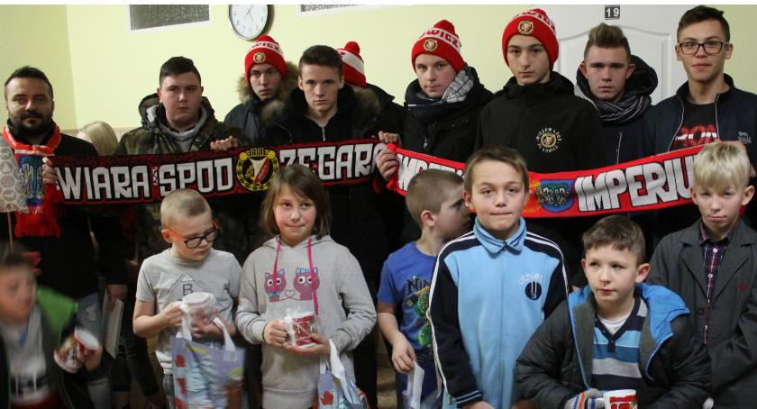 Widzewiacy z Łowicza obdarowali podopiecznych domu dziecka