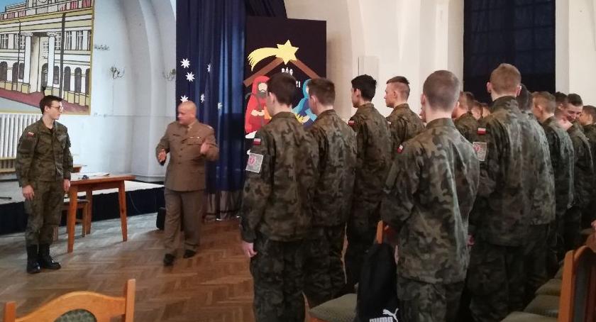 Klasy mundurowe ZSP nr 1 ćwiczyły regulaminy wojskowe