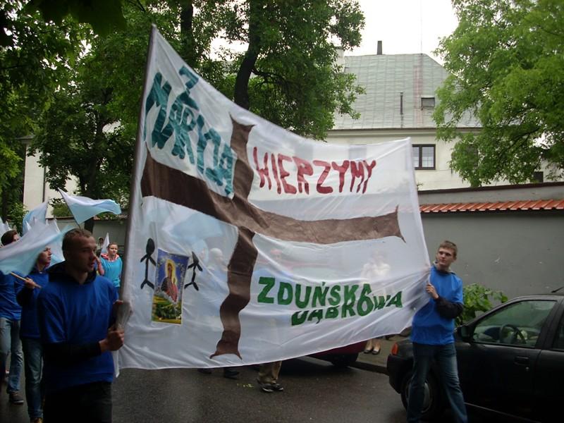 Młodzież ze Zduńskiej Dąbrowy na pątniczym szlaku