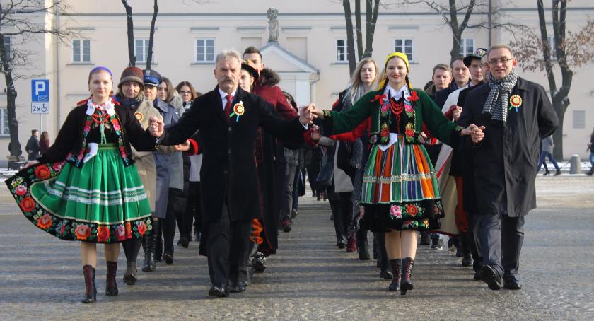 Polonez maturzystów na Starym Rynku w Łowiczu (DUŻO ZDJĘĆ, VIDEO)