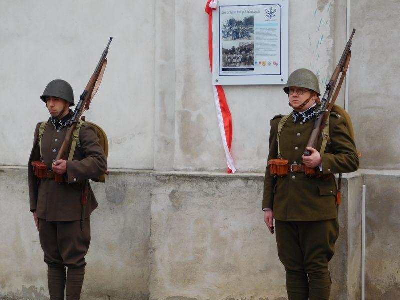 Tablica upamiętni związki Łowicza z Błękitną Armią