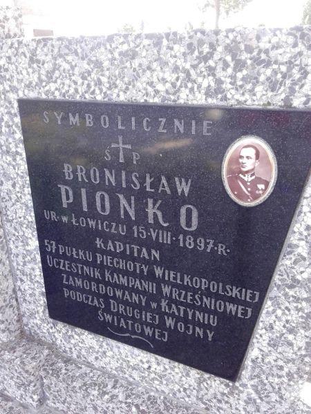 Letnie porządkowanie grobów wojskowych na cmentarzu katedralnym