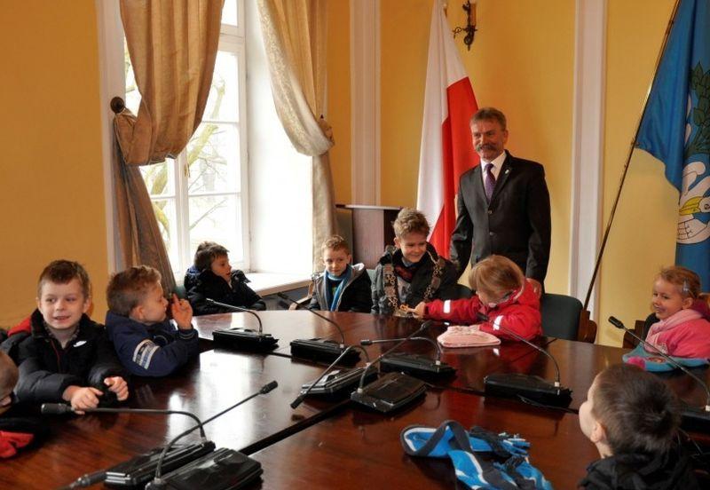 Przedszkolaki z wizytą u burmistrza